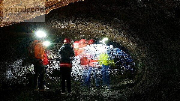 Lavatunnel  Ausgang  Stirnlampen  Besucher  verwischt  Ätna  Vulkan  Ost-Sizilien  Sizilien  Italien  Europa