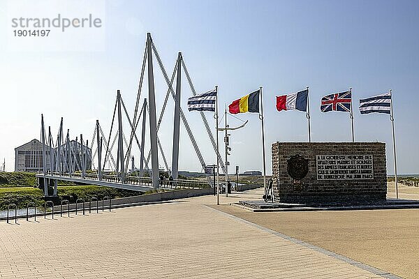 Kriegsdenkmal  Aufschrift an der Strandpromenade  Dünkirchen  Nord  Frankreich  Europa