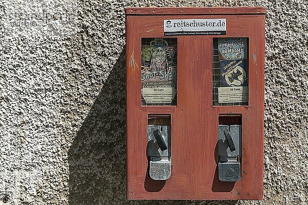 Alter Kaugummiautomat der 1950er Jahre an einer Hauswand  Bayern  Deutschland  Europa