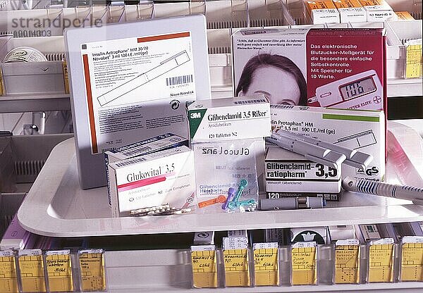 Nicht alle Apotheken bieten  wie hier in Iserlohn am 29.02.1996  individuell gefertigte Medikamente an  DEU  Deutschland  Iserlohn  Europa