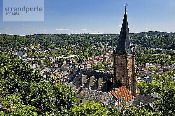 Erhöhte Aussicht vom Schlossberg auf die Lutherische Pfarrkirche St. Marien  auch Stadtpfarrkirche genannt  Marburg an der Lahn  Hessen  Deutschland  Europa