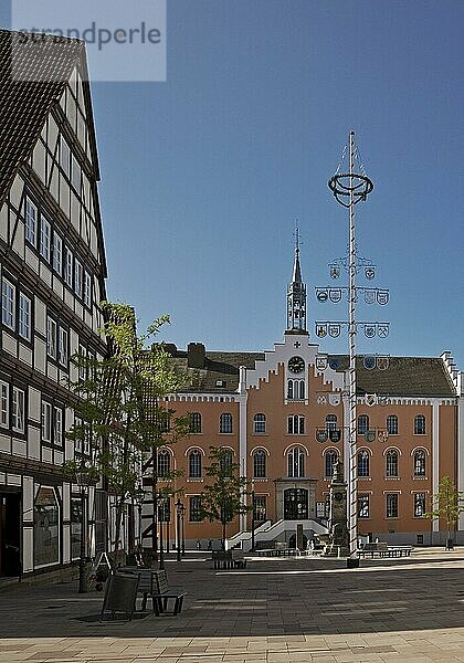 Marktplatz mit Maibaum und Rathaus in der historischen Altstadt mit vielen Fachwerkhäusern  Hofgeismar  Hessen  Deutschland  Europa