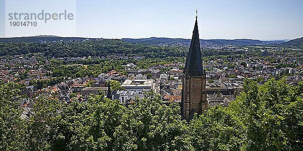 Erhöhte Aussicht vom Schlossberg auf die Pfarrkirche St. Marien und die Stadt  Marburg an der Lahn  Hessen  Deutschland  Europa