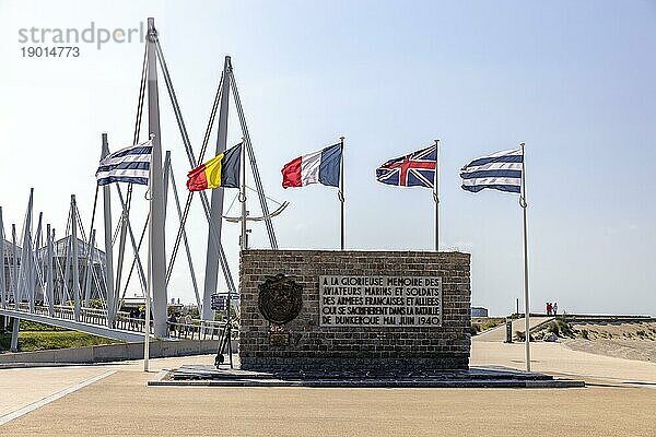 Kriegsdenkmal  Aufschrift an der Strandpromenade  Dünkirchen  Nord  Frankreich  Europa