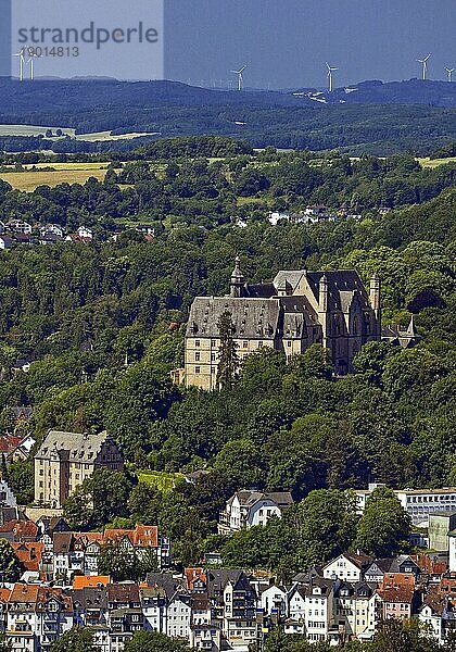 Erhöhte Stadtansicht auf das Landgrafenschloss und die Altstadt  Marburg an der Lahn  Hessen  Deutschland  Europa