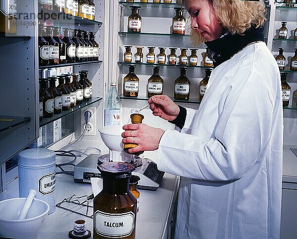 Nicht alle Apotheken bieten  wie hier in Iserlohn am 29.02.1996  individuell gefertigte Medikamente an. Individuelle Fertigung  DEU  Deutschland  Iserlohn  Europa