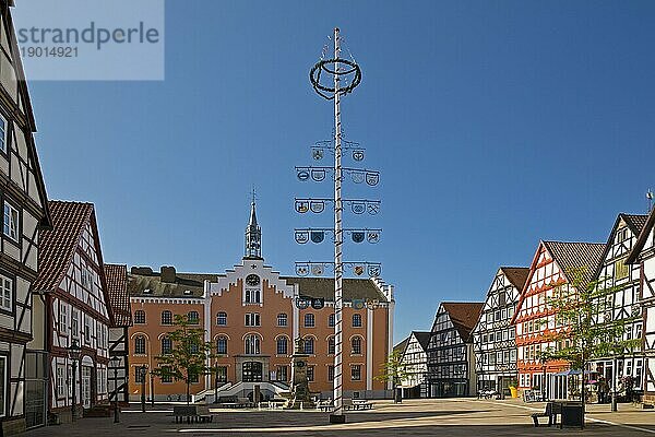 Marktplatz mit Maibaum und Rathaus in der historischen Altstadt mit vielen Fachwerkhäusern  Hofgeismar  Hessen  Deutschland  Europa