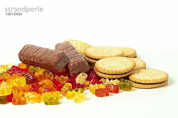 Süßigkeiten  Gummibärchen  Kekse und Schokoriegel  auf weiß  Kopierraum