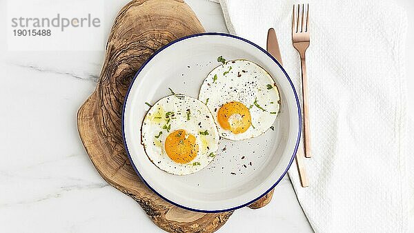 Draufsicht Frühstücksspiegeleier Teller mit Besteck. Auflösung und hohe Qualität schönes Foto
