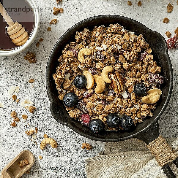 Draufsicht Pfanne mit hausgemachtem Müsli. Auflösung und hohe Qualität schönes Foto