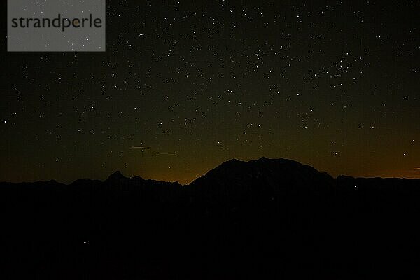 Silhouette von Watzmann und Großer Hundstod bei Nacht im Nationalpark Berchtesgaden  Bayern  Deutschland  Europa