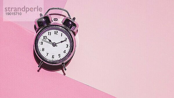 Draufsicht Uhr rosa Hintergrund. Auflösung und hohe Qualität schönes Foto