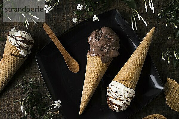 Draufsicht auf hausgemachte Eiswaffeln mit Schokolade. Auflösung und hohe Qualität schönes Foto