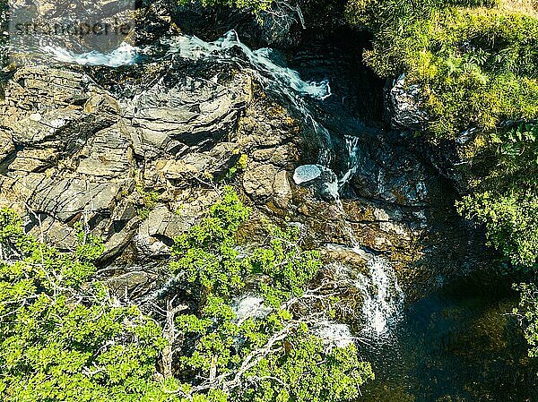 Draufsicht auf den Wasserfall Eas Fors aus einer Drohne  Isle of Mull  Innere Hebriden  Schottland  UK