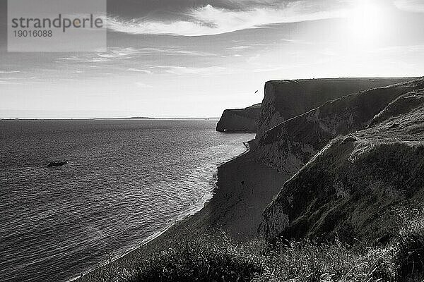 Küstenlinie am Durdle Door  Kreideküste im Gegenlicht  monochrom  Dorset  England  Großbritannien  Europa