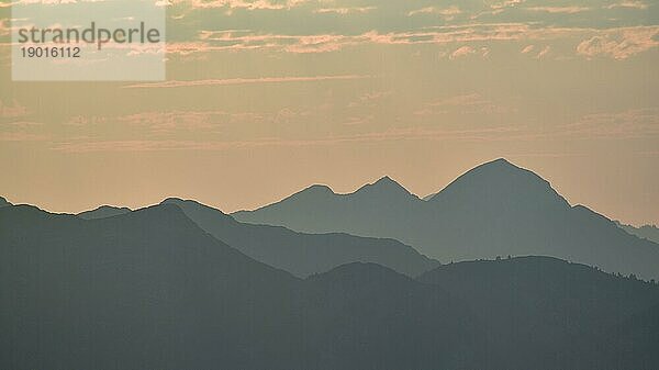 Silhouette des Sonntagshorn  höchster Berg der Chiemgauer Alpen  im Gegenlicht  Bayern  Deutschland  Europa