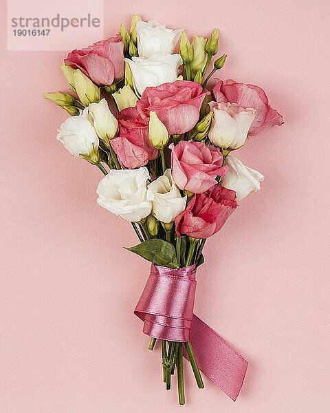 Draufsicht schöne Rosen Bouquet mit rosa Band. Auflösung und hohe Qualität schönes Foto