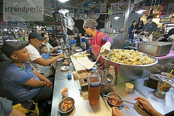 Mandu Stand auf dem Gwangjang Markt  traditioneller Straßenmarkt in Jongno-gu  Seoul  Südkorea  Asien