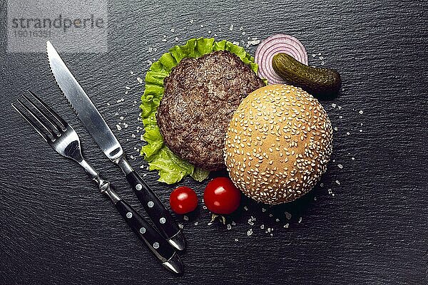 Draufsicht Burger Zutaten Schiefer Hintergrund. Auflösung und hohe Qualität schönes Foto