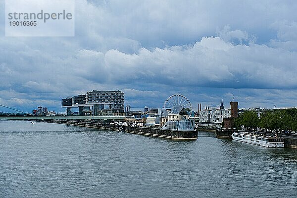 Ausblick über den Rhein mit Kranhäuser und Riesenrad  Köln  Deutschland  Europa