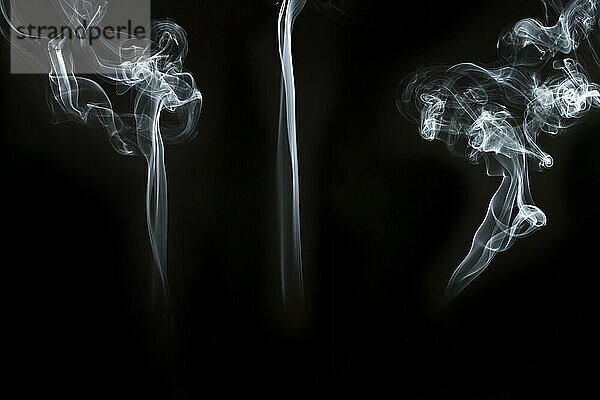 Drei große Silhouetten Rauch schwarzem Hintergrund. Auflösung und hohe Qualität schönes Foto