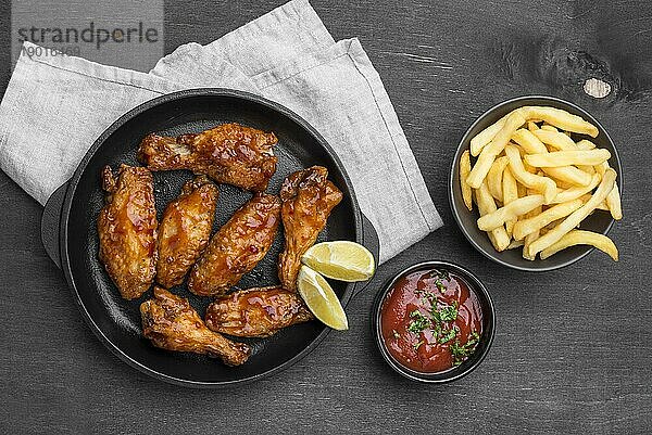 Draufsicht Brathähnchen mit Soße Pommes frites. Auflösung und hohe Qualität schönes Foto