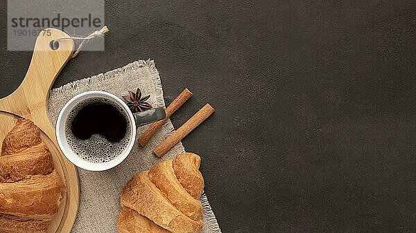 Leckere Croissants Kaffee Ansicht von oben. Schönes Foto