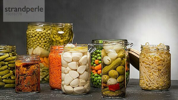 Vorderansicht Sortiment Gemüse eingelegt Klarglas Gläser. Auflösung und hohe Qualität schönes Foto