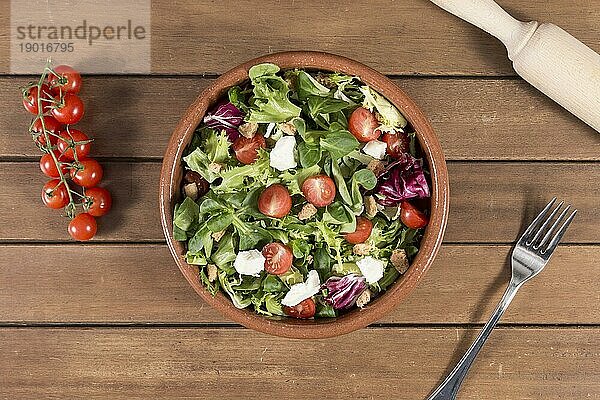 Draufsicht Holzoberfläche mit leckerem Salat. Auflösung und hohe Qualität schönes Foto