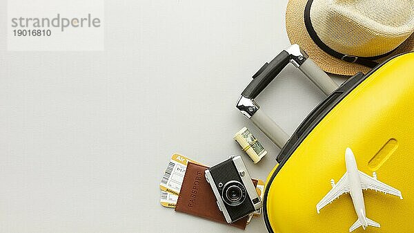 Foto Flat lay gelbes Gepäck mit Kopierraum. Auflösung und hohe Qualität schönes Foto