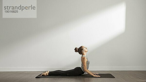 Erwachsene Frau macht Yoga zu Hause. Auflösung und hohe Qualität schönes Foto