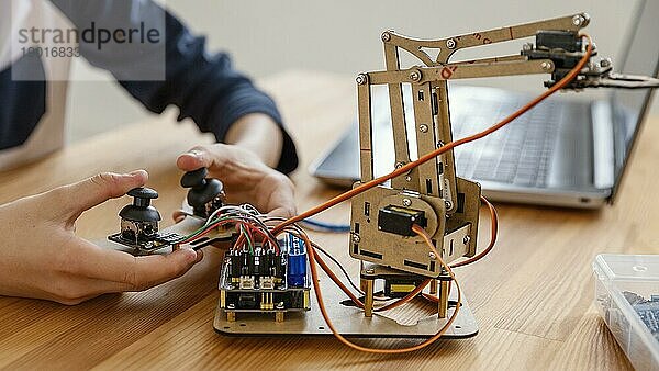 Kind macht Roboter Nahaufnahme. Auflösung und hohe Qualität schönes Foto