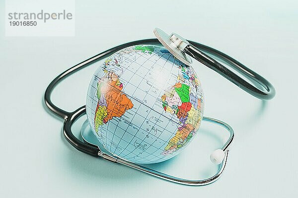 Stethoskop Globus blaün Hintergrund. Schönes Foto