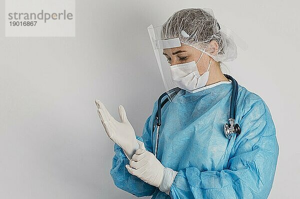 Junger Arzt mit chirurgischen Handschuhen. Foto mit hoher Auflösung