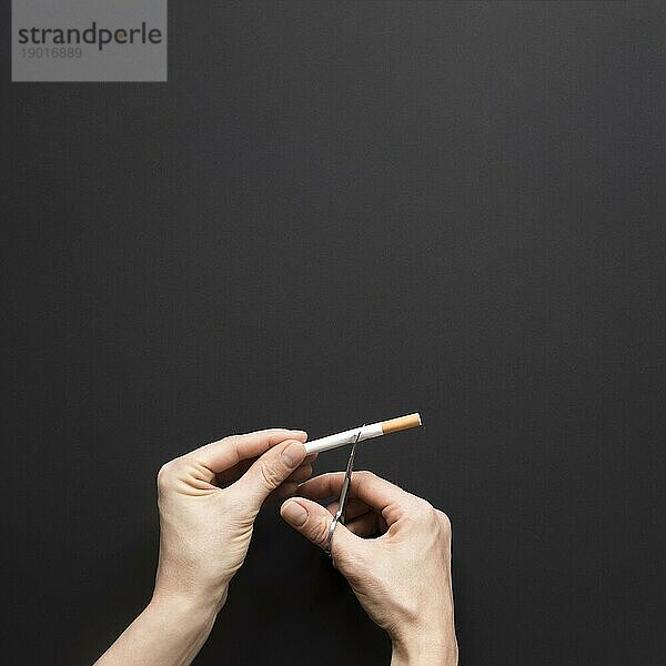 Draufsicht auf eine von Hand geschnittene Zigarette. Schönes Foto
