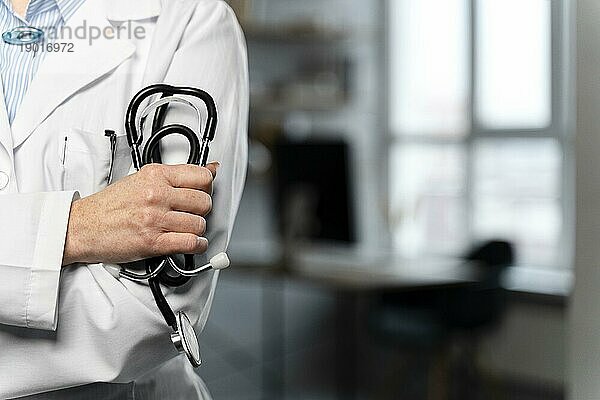 Frontansicht Ärztin hält Stethoskop mit Kopie Raum. Auflösung und hohe Qualität schönes Foto