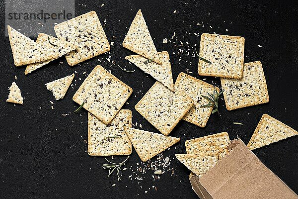 Draufsicht Cracker mit Papiertüte. Schönes Foto