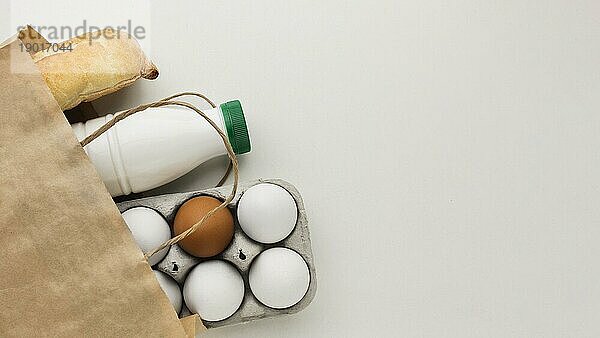 Draufsicht Bio Eier frische Milch mit Kopierraum. Foto mit hoher Auflösung