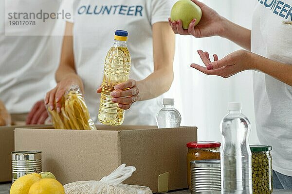 Freiwillige Helfer bereiten Kisten mit Lebensmittelspenden vor. Auflösung und hohe Qualität schönes Foto