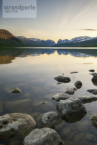 Berge des Kebnekaise Massiv spiegeln sich im See Ladtjojaure  Nikkaluokta  Lappland  Schweden  Europa