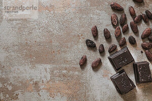 Schokoladenstücke mit rohen Kakaobohnen rustikalen Hintergrund. Auflösung und hohe Qualität schönes Foto