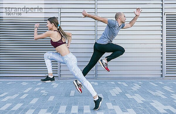 Aktive sportliche junge männliche weibliche Athleten laufen springen Luft. Auflösung und hohe Qualität schönes Foto