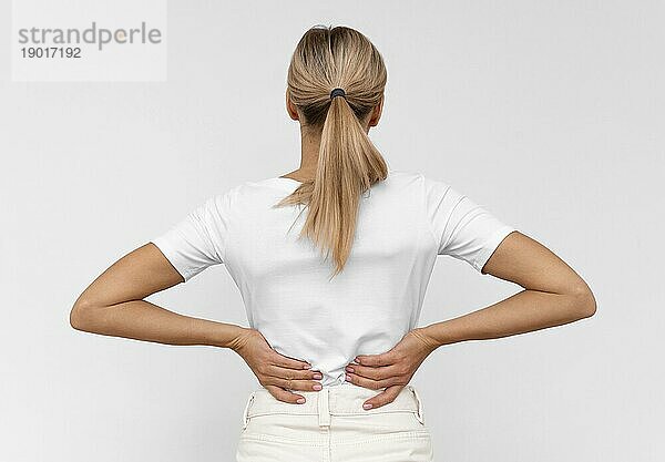 Frau mit Rückenschmerzen. Auflösung und hohe Qualität schönes Foto