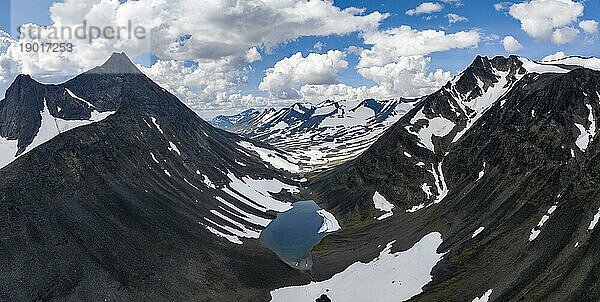 Kaskasavagge Tal mit Gletscher und Bergen  Berg Kuopertjåkka  Fluss Gaskkasjohka  Kebnekaise Massiv  Lappland  Schweden  Europa