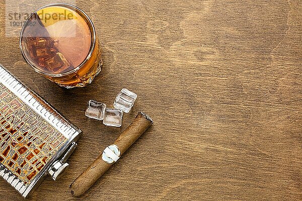 Draufsicht Whiskey mit orangefarbener Zigarre mit Kopierraum. Schönes Foto