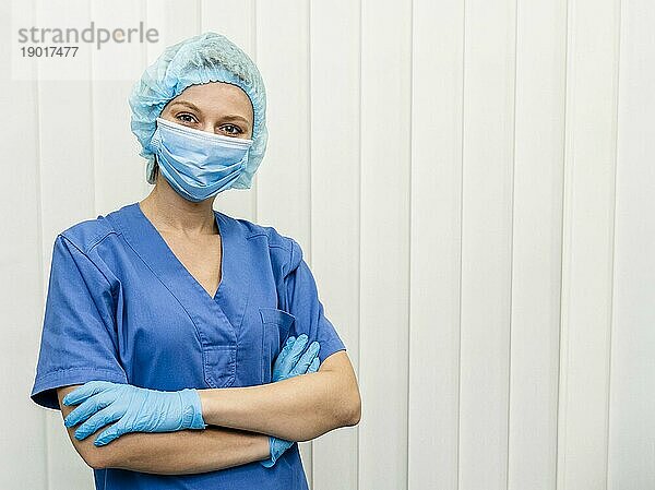 Ärztin im Krankenhaus mit Maske. Schönes Foto