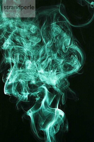 Fluffy Puffs grünen Rauch Nebel schwarzen Hintergrund. Hohe Auflösung Foto