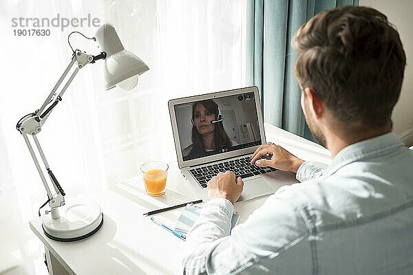 Lässiger erwachsener Männchen bei Videokonferenz zu Hause. Foto mit hoher Auflösung