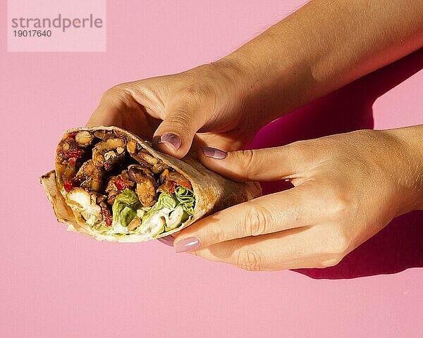 Close up Frau hält leckeren Burrito. Auflösung und hohe Qualität schönes Foto
