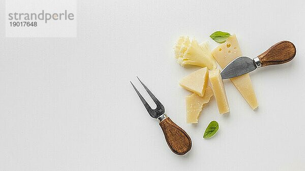Flat Lay Sortiment Gourmetkäse Käsemesser mit Kopie Raum. Auflösung und hohe Qualität schönes Foto